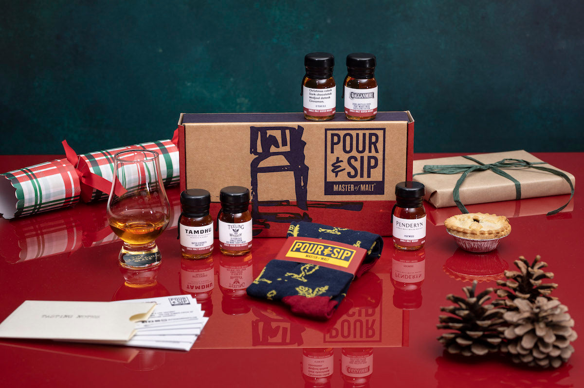 Let’s crack open our Christmas Pour & Sip box!